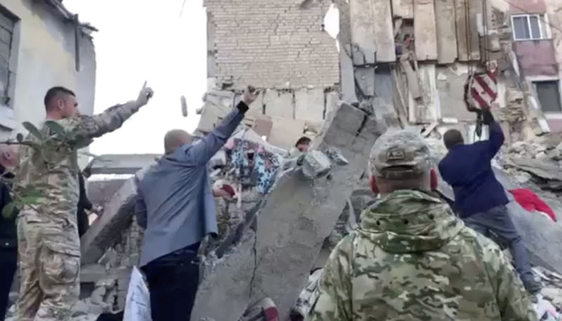 Mueren cuatro personas en el mayor terremoto en Albania en décadas