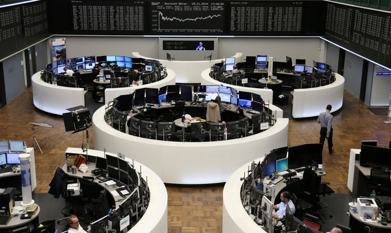 © Reuters. Un cartellone elettronico indica l'andamento del DAX tedesco presso la Borsa di Francoforte