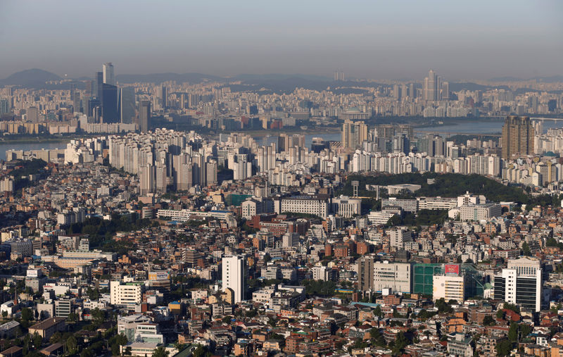 © Reuters. FILE PHOTO: The skyline of central Seoul is seen during sunrise in Seoul