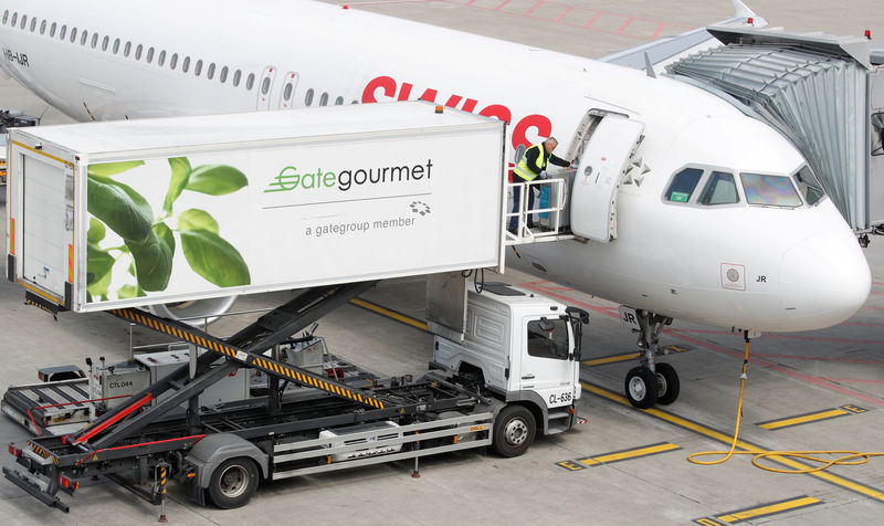 © Reuters. FILE PHOTO: Gate Gourmet staff loads a trolley aboard an Airbus A320-214 of Swiss airlines at Zurich airport