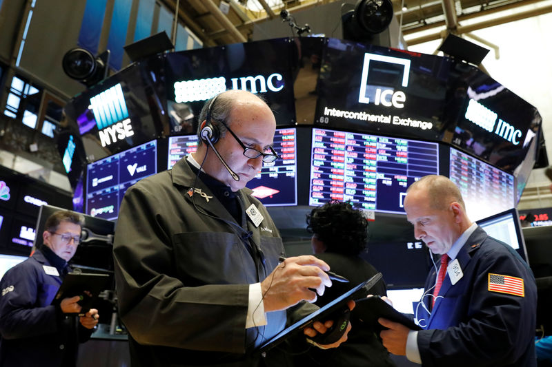 © Reuters. Traders work on the floor at the NYSE in New York