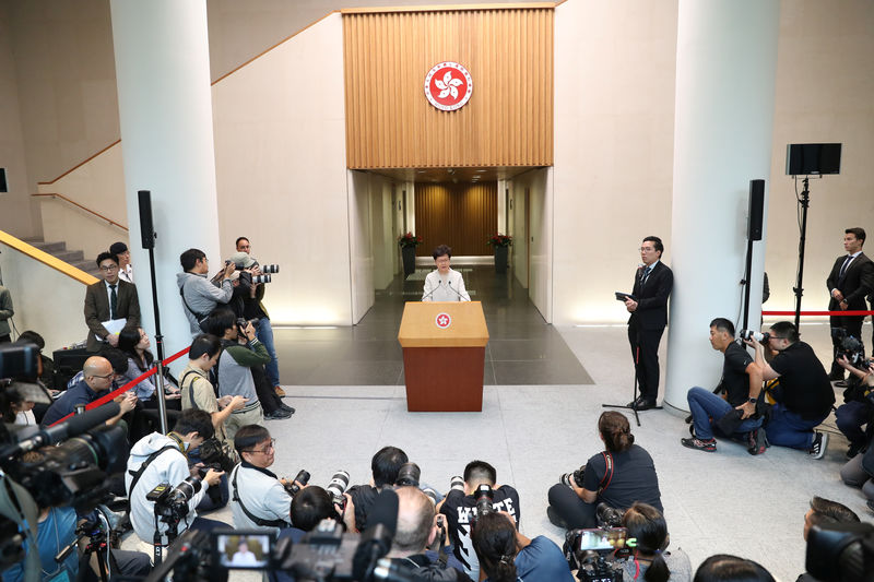 La líder de Hong Kong pide calma, pero no ofrece concesiones tras el revés electoral