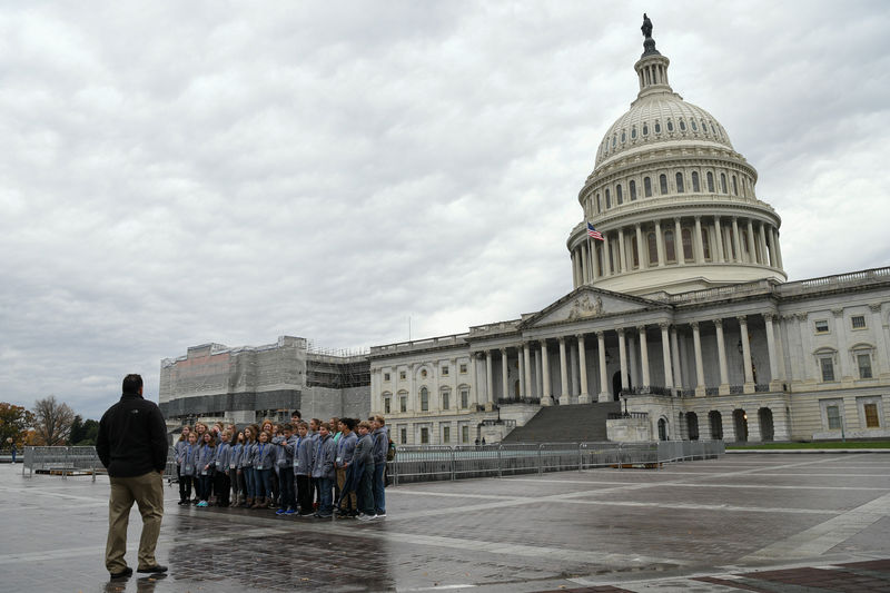 © Reuters. Children on a school trip pose for a photo in front of the U.S. Capitol building on Capitol Hill in Washington