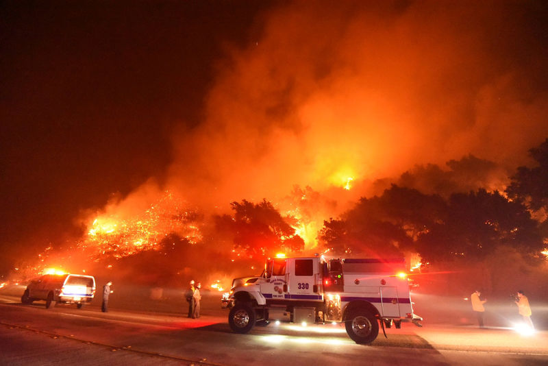 Incêndio veloz ameaça casas de Santa Barbara na Califórnia