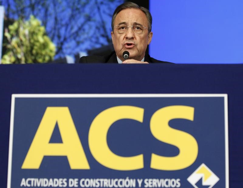 © Reuters. FOTO DE ARCHIVO: El presidente de la constructora, Florentino Perez, durante una junta de accionistas