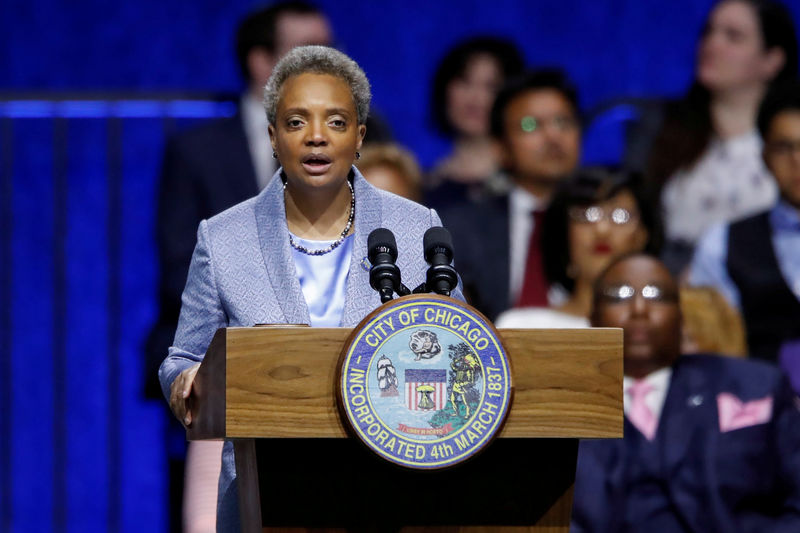 © Reuters. FILE PHOTO: Lori Lightfoot is sworn in as Chicago's 56th mayor in Chicago
