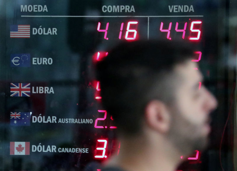 Ruídos na comunicação do governo alimentam disparada do dólar e juro pode ser afetado