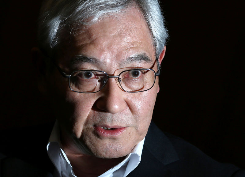 © Reuters. El miembro de la junta del BOJ, Sakurai, habla durante una entrevista con Reuters en la sede del BOJ en Tokio