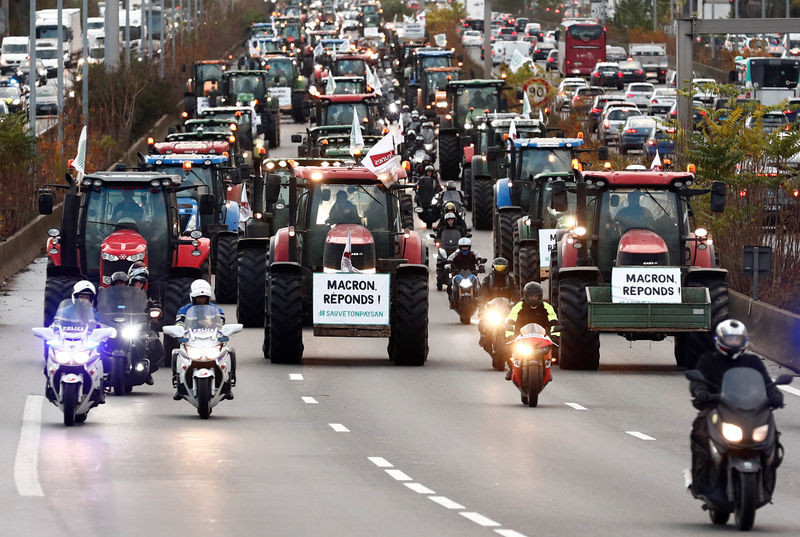 © Reuters. French farmers drive on the A6 motorway during a protest on their way to Paris