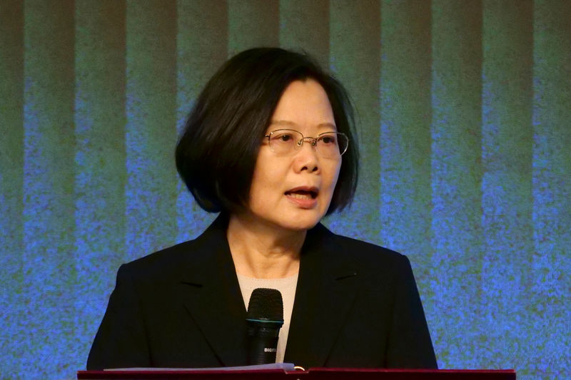 © Reuters. FILE PHOTO: Taiwan's President Tsai Ing-wen speaks to members of the American Chamber of Commerce at their annual general meeting in Taipei
