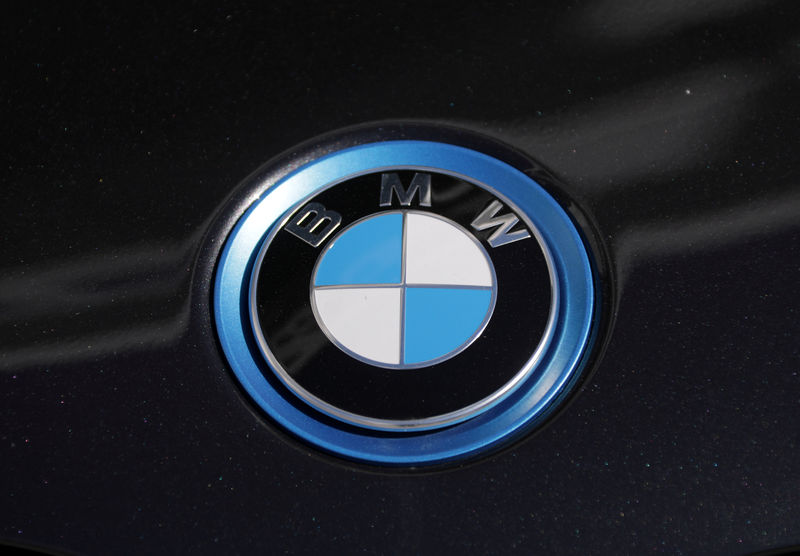 © Reuters. FILE PHOTO: The BMW logo is seen on a car in Nice