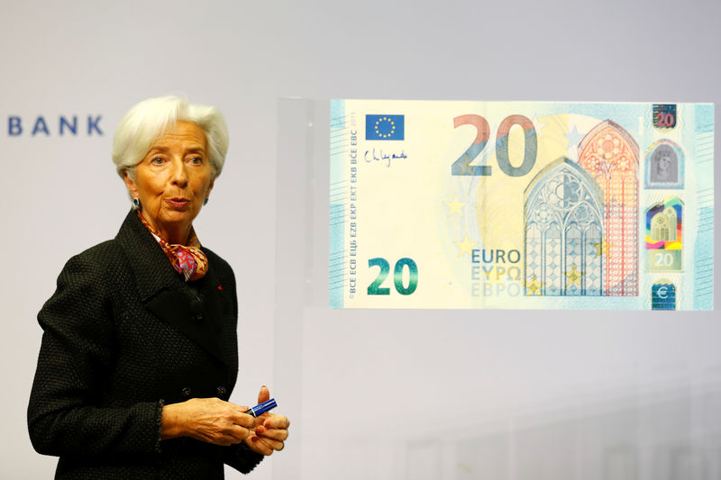 © Reuters. European Central Bank (ECB) President Lagarde gives a signature for newly printed euro banknotes in Frankfurt