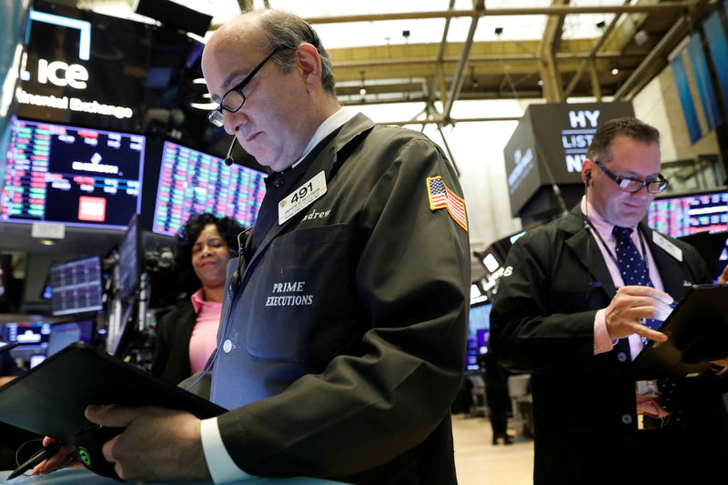 © Reuters. Traders work on the floor at the NYSE in New York