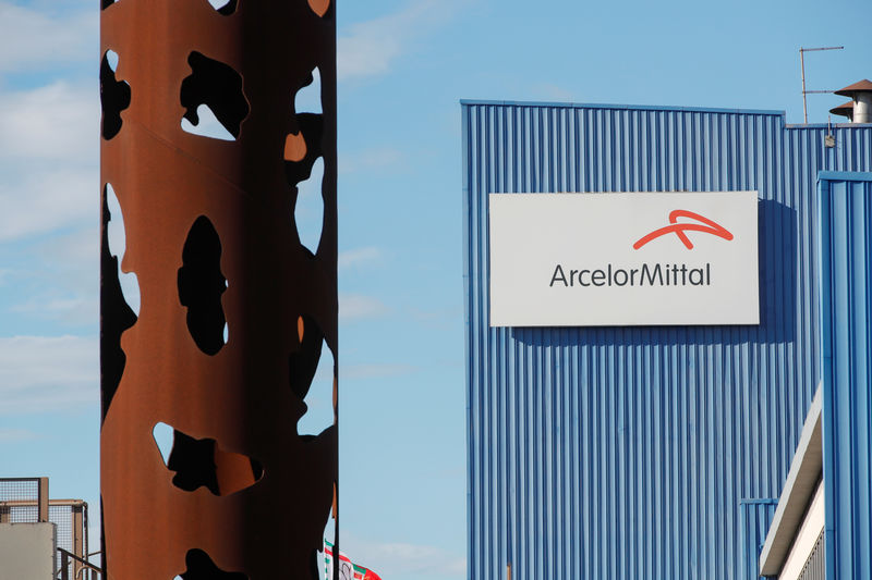 © Reuters. Il logo di ArcelorMittal presso l'impianto ex-Ilva a Taranto, Italia.