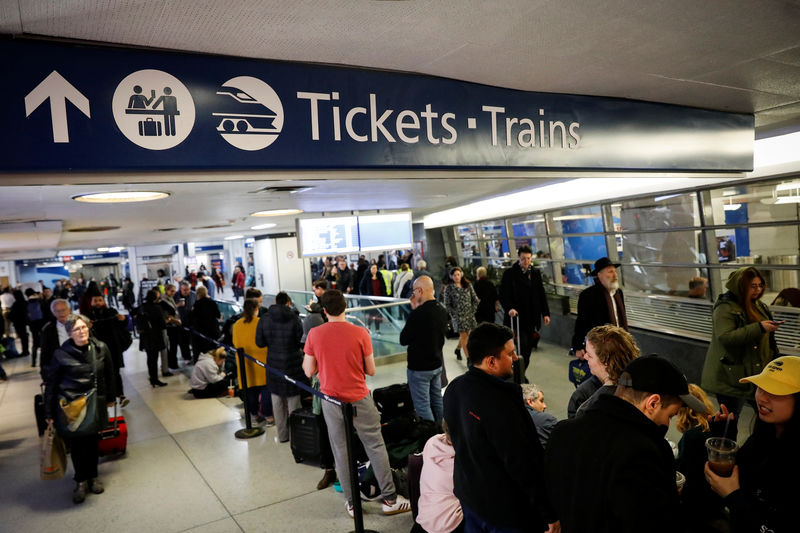 © Reuters. Travelers wait in the boarding area for trains during the Thanksgiving holiday travel rush at Pennsylvania Station in New York