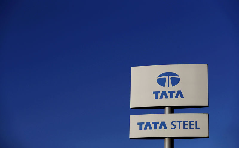 © Reuters. FILE PHOTO: Company logo seen outside the Tata steelworks near Rotherham in Britain