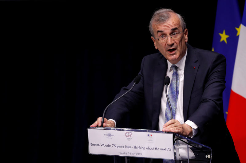 © Reuters. El gobernador del Banco de Francia, Francois Villeroy de Galhau, pronuncia un discurso para abrir una conferencia titulada 
