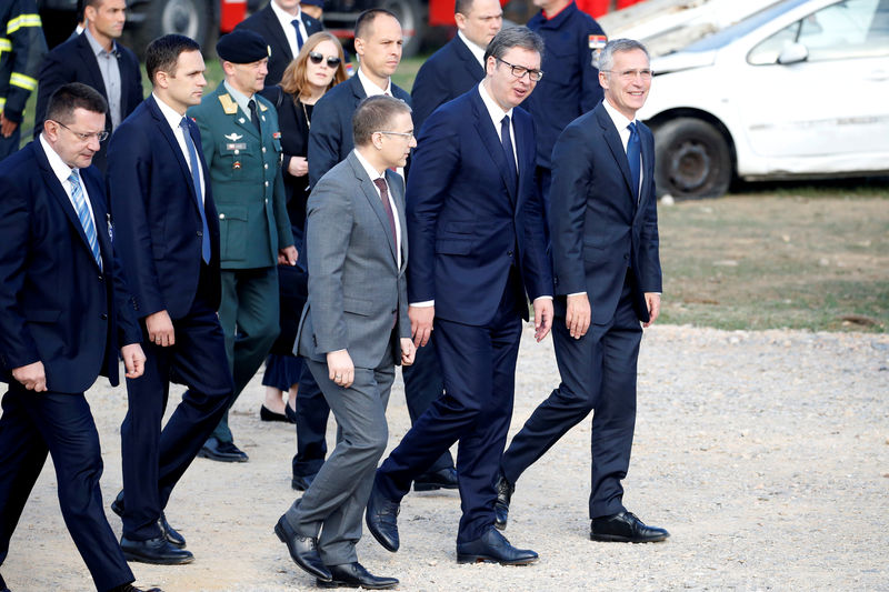 © Reuters. FILE PHOTO: Serbian President Aleksandar Vucic and NATO Secretary-General Jens Stoltenberg attend an international field exercise in Mladenovac