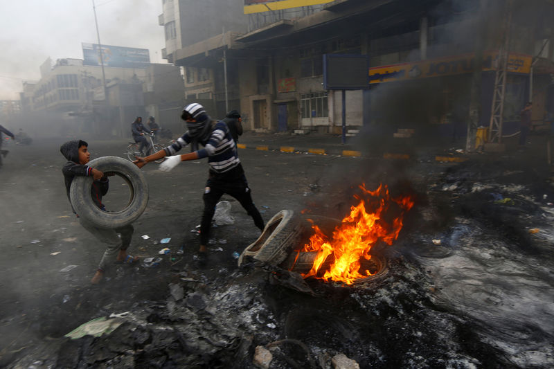 © Reuters. イラク南部で治安部隊がデモ参加者に発砲、14人死亡＝医療関係者