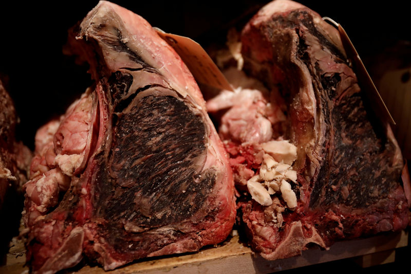 © Reuters. FILE PHOTO: Cuts of USDA prime dry-aged beef are seen in the dry-aging room in the lobby of Gallaghers steakhouse in the Manhattan borough of New York City
