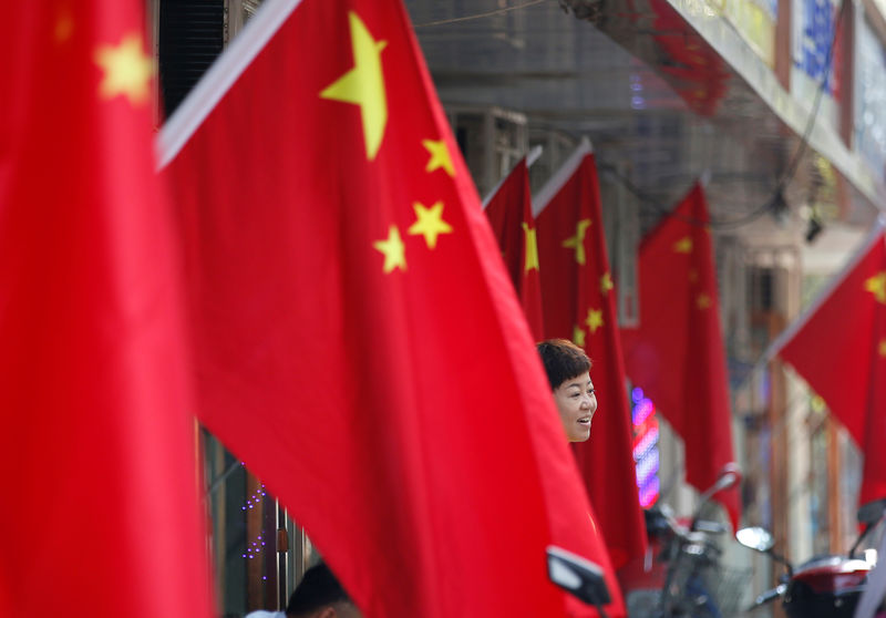 © Reuters. Bandeira da China hasteada em Pequim