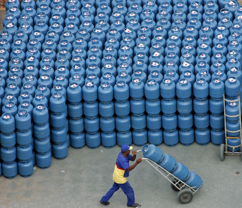 © Reuters. Trabalhador transporta botijões de gás em distribuidora em São Paulo