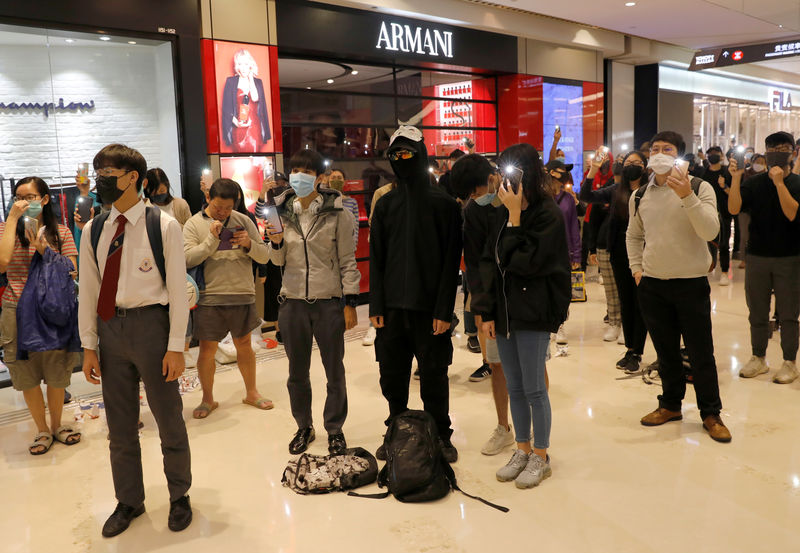 © Reuters. FILE PHOTO: Protesters stand during an anti-government protest at Yoho Mall in Yuen Long, Hong Kong