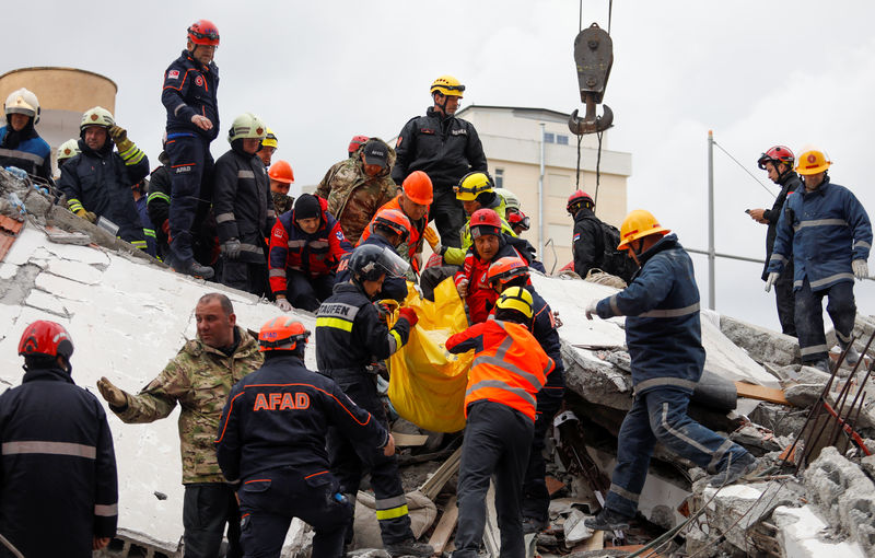 © Reuters. ارتفاع قتلى زلزال ألبانيا إلى 40 واستمرار أعمال الإنقاذ