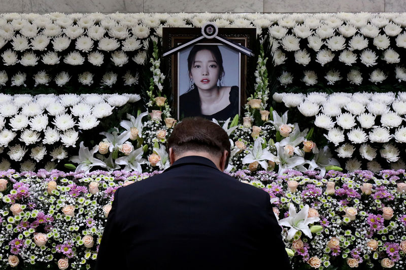 Acoso cibernético, suicidios de estrellas: el lado oscuro del mundo del K-pop surcoreano