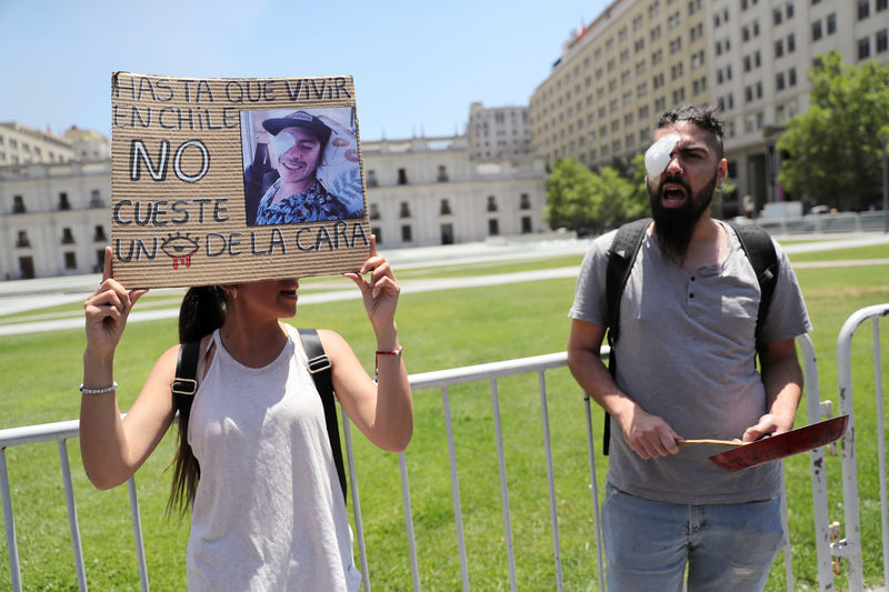 Chilenos que sofreram ferimento nos olhos em manifestações protestam diante de palácio presidencial