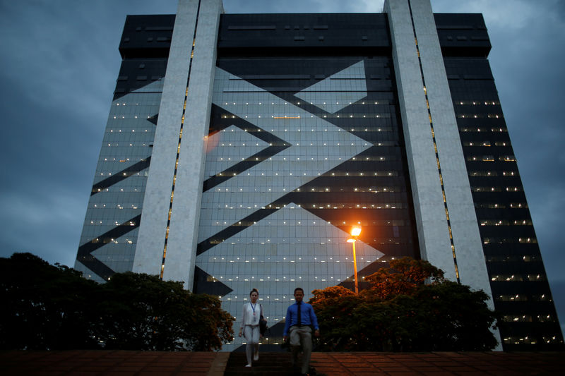 © Reuters. A man walks in front of the Banco do Brasil headquarters building in Brasilia