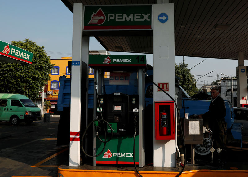 © Reuters. A diesel and fuel pump machine are seen at a gas station, in Mexico City