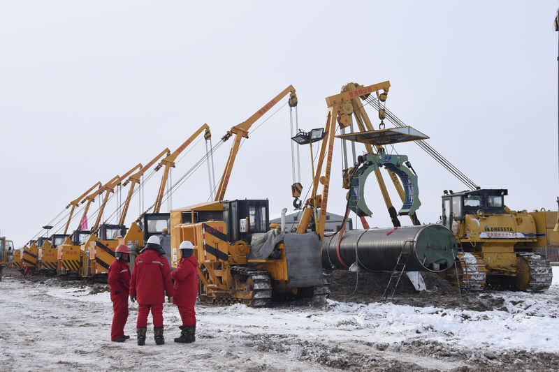 © Reuters. FILE PHOTO: Workers of China National Petroleum Corporation (CNPC) are seen at a construction site of natural gas pipelines connecting China and Russia, in Heihe