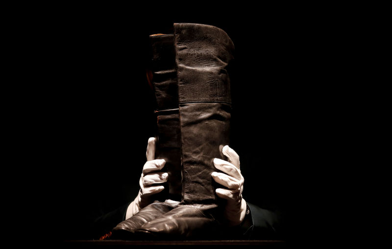 © Reuters. أتريد انتعال حذاء نابليون؟.. دار مزادات فرنسية تتيح الفرصة