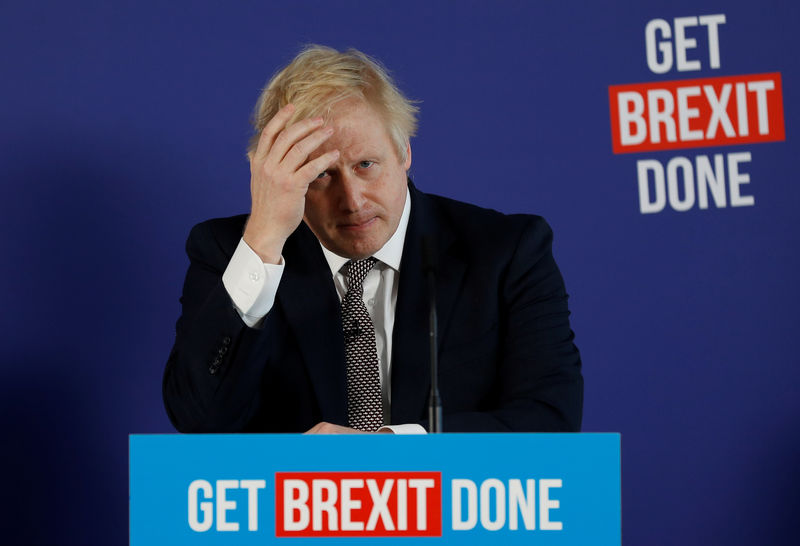 © Reuters. El primer ministro británico, Boris Johnson, y el canciller del ducado de Lancaster, Michael Gove, celebran una conferencia de prensa conjunta