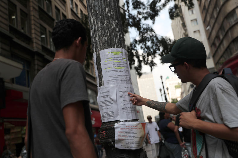 Desemprego do Brasil cai a 11,6% no tri até outubro, mas informalidade renova recorde