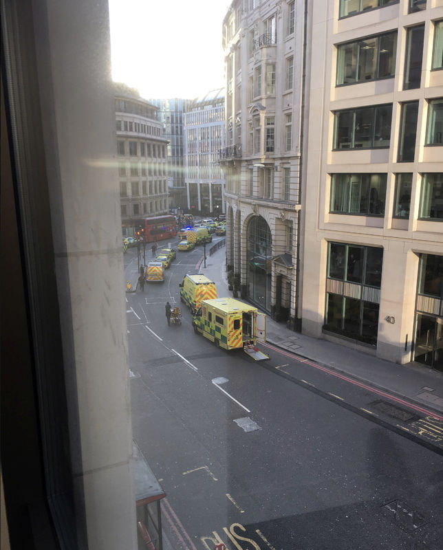 © Reuters. Ambulancias en el centro de Londres