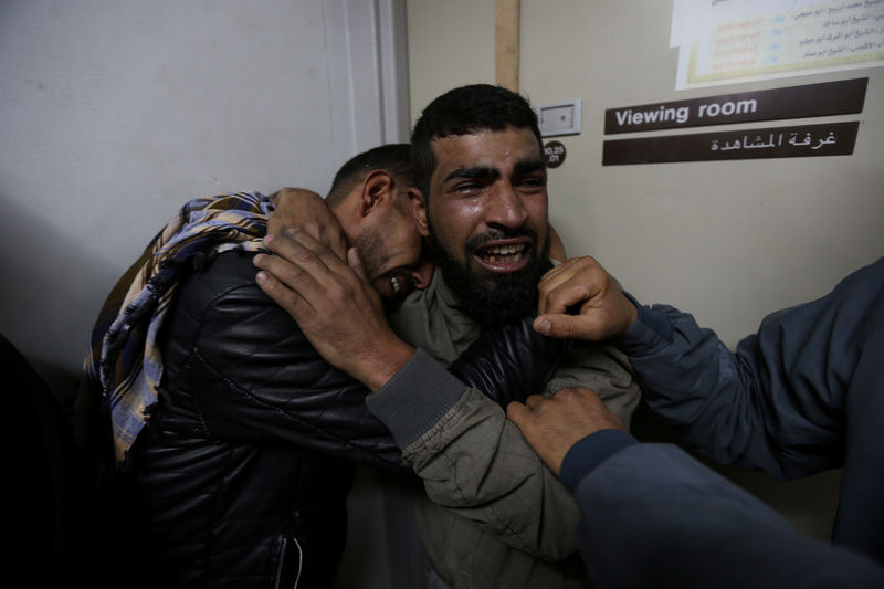 © Reuters. فلسطينيون: قوات إسرائيلية تقتل فتى قرب السياج الحدودي في غزة