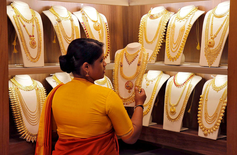 © Reuters. الهند تجعل دمغ الحلي الذهبية إلزاميا من منتصف يناير