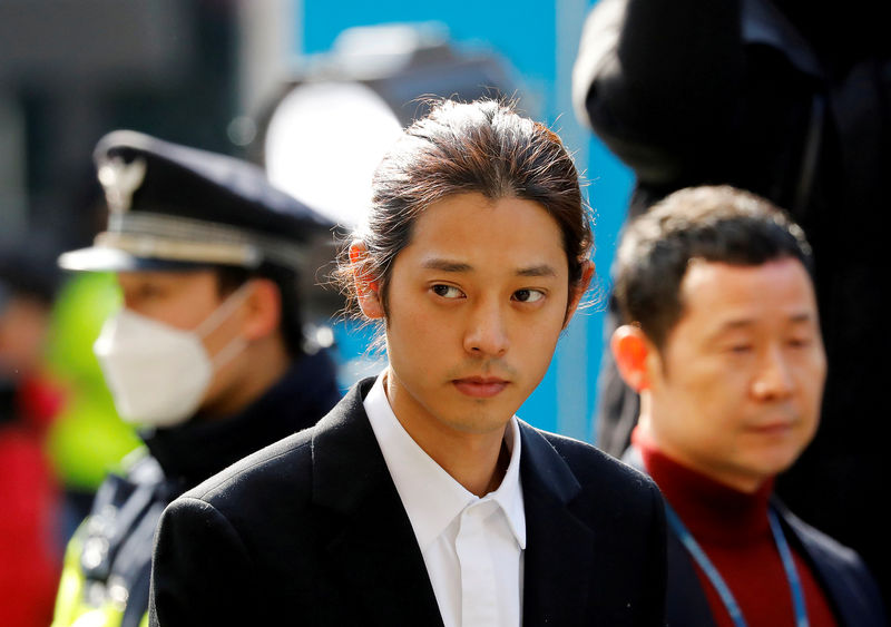 Un cantante de K-pop es condenado a 6 años de prisión por violación y compartir videos sexuales