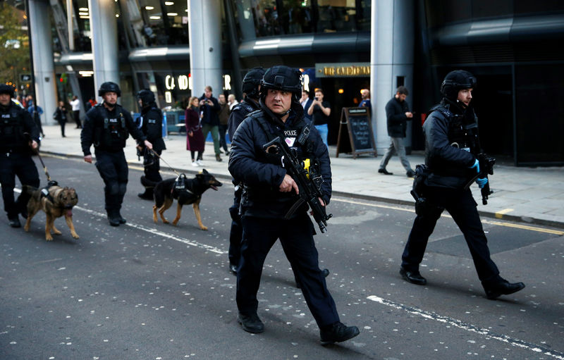 Polícia mata homem munido de faca na London Bridge após ataque