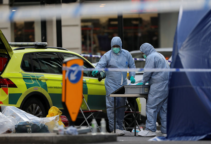 © Reuters. Oficiales forenses trabajan en la escena de un apuñalamiento en el Puente de Londres, en el que dos personas fueron asesinadas, en Londres, Reino Unido