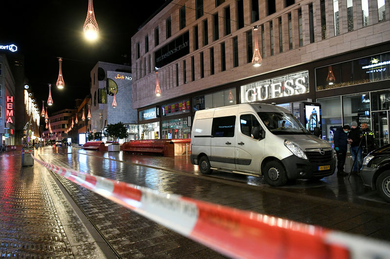 © Reuters. El lugar de un apuñalamiento en una calle comercial es fotografiado en La Haya, Países Bajos