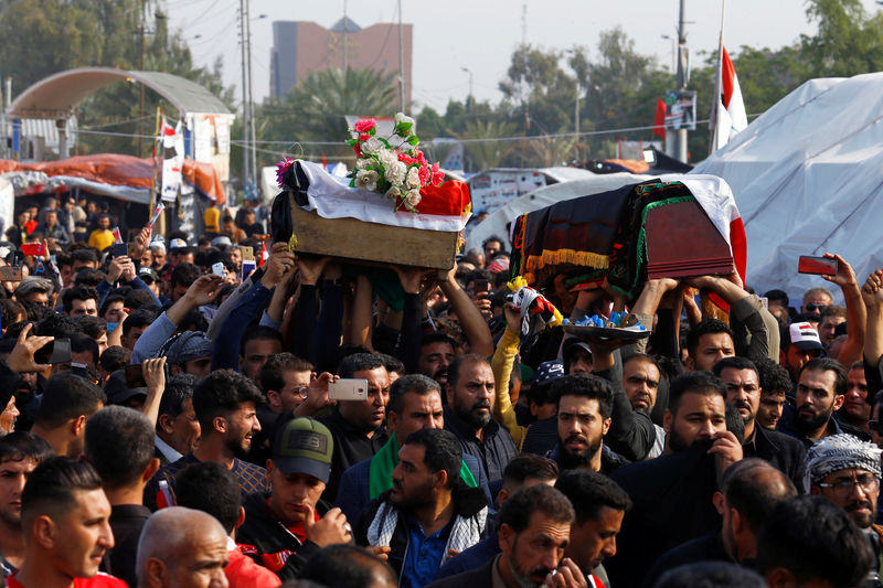 Manifestantes queman neumáticos en el sur de Irak en otra protesta antigubernamental