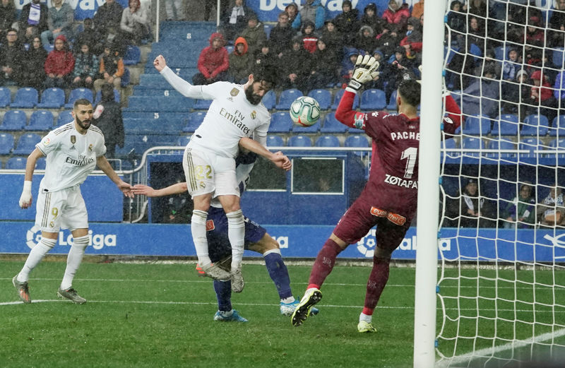 © Reuters. Isco, del Real Madrid pega un cabezado a portería en el partido contra el Deportivo Alavés, en el Estadio Mendizorroza