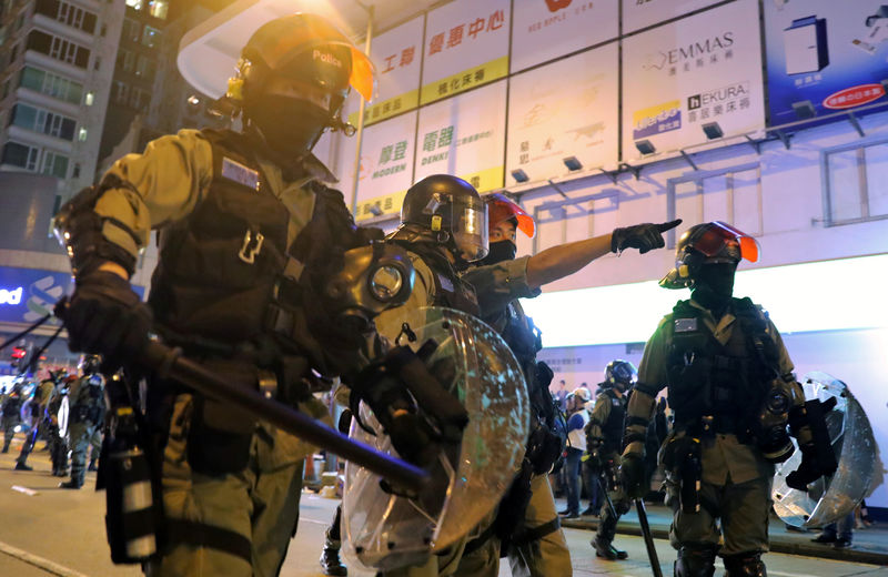 © Reuters. Anti-government protesters rally outside Prince Edward MTR station in Hong Kong