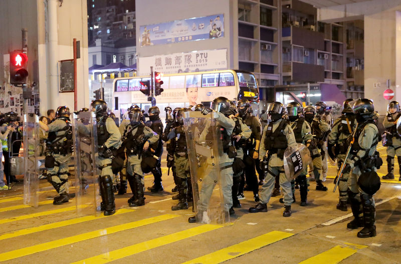 © Reuters. مئات يقومون بمسيرة في هونج كونج احتجاجا على استخدام الشرطة الغاز المسيل للدموع