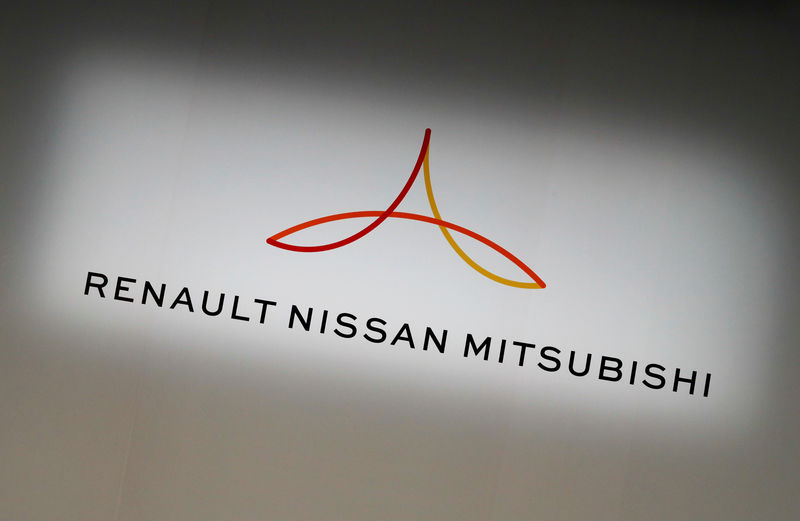 © Reuters. FILE PHOTO: Renault-Nissan-Mitsubishi The Renault-Nissan-Mitsubishi alliance logo at a joint news conference in Yokohama