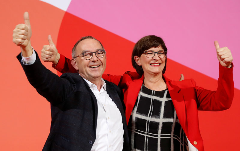 © Reuters. Saskia Esken y Norbert Walter-Borjans después de haber sido anunciados por el primer ministro de Renania-Palatinado, Malu Dreyer, como ganadores para dirigir el Partido Socialdemócrata