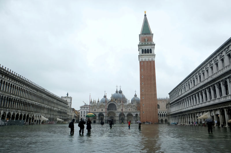 Venetians shun referendum on split from mainland sister city